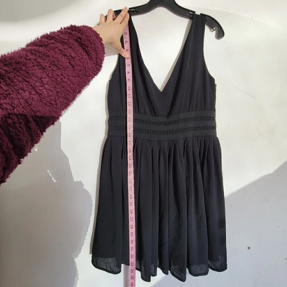 BB Dakota Sandrine Black Sleeveless V Neck Mini Cocktail Swing Dress Size Small